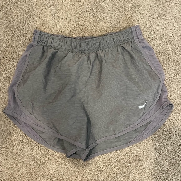 Nike Women’s Tempo Dry core shorts - Picture 1 of 2